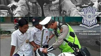 Gara-gara ngikutin Dilan, malah ketilang kan. Foto: Internet