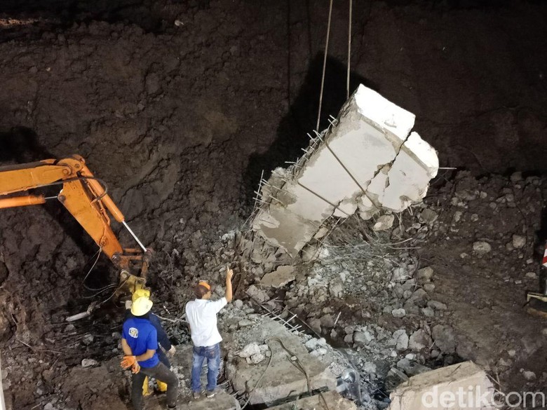 Usaha Panjang Petugas Evakuasi Korban dan Mobil di Longsor Soetta Usaha Panjang Petugas Evakuasi Korban dan Mobil di Longsor Soetta
