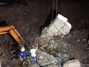 Usaha Panjang Petugas Evakuasi Korban dan Mobil di Longsor Soetta