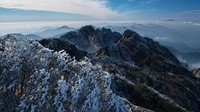 Gunung dengan menara granit ini juga banyak memberikan inspriasi bagi seniman Jepang. Tercatat gunung ini banyak diluksi dan ditulis dalam 20 ribu puisi yang terbit di masa Dinasti Qing. (Dave Stamboulis/CNN Travel)