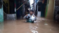 Ketinggian air bervariasi, mulai dari sepinggang hingga sedada. Foto ini diambil pukul 06.00 WIB pagi tadi.