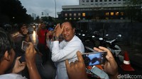 Agus bergegas meninggalkan KPK usai dimintai keterangan mengenai kasus pengadaan pesawat dan mesin pesawat Garuda Indonesia yang menjerat mantan Direktur Utamanya, Emirsyah Satar.