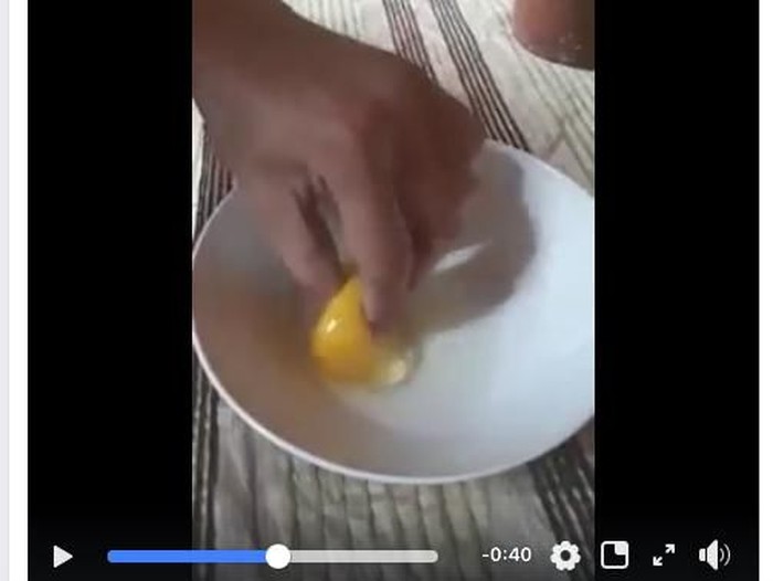 Potongan video yang diduga telur palsu (Foto: viral) Potongan video yang diduga telur palsu (Foto: viral)