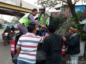 Tertimpa Besi Jatuh dari Truk di Viaduk, Seorang Pemotor Tewas