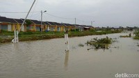 Kompleks rumah ini diresmikan Jokowi pada Mei tahun lalu. Total ada 8.749 rumah dengan DP1%. Alamat perumahan ini di Jalan raya Pulo Sirih No 84 Sukajadi, Sukaraya, Bekasi.