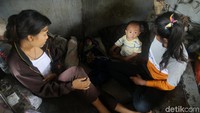 Di kolong jembatan tersebut tinggal empat keluarga, salah satunya juga memiliki seorang anak yang baru berumur 11 bulan yang bertetangga dengan keluarga Khaidar. Foto: Agung Pambudhy/detikHealth  