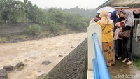 Derasnya aliran air yang menuju Jakarta paling banyak menyita perhatian warga.