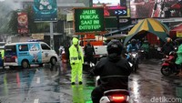 Akibat penutupan ini terjadi kepadatan lalu lintas.