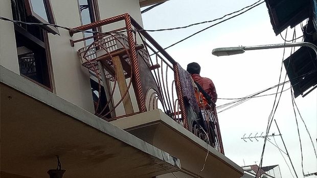 Banjir di Kampung Melayu Belum Surut, Tinggi Air Capai 3 Meter