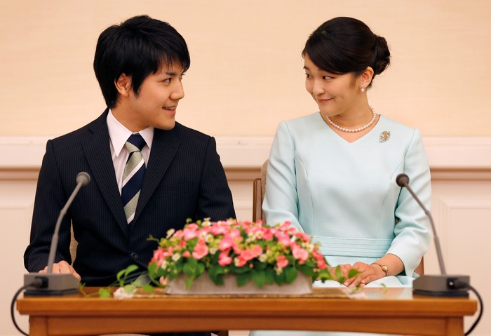 Putri Mako dari Jepang dan tunangannya, Kei Komuro FILE PHOTO: Princess Mako, the elder daughter of Prince Akishino and Princess Kiko, and her fiancee Kei Komuro, a university friend of Princess Mako, smile during a press conference to announce their engagement at Akasaka East Residence in Tokyo, Japan, September 3, 2017. REUTERS/Shizuo Kambayashi/Pool/File Photo