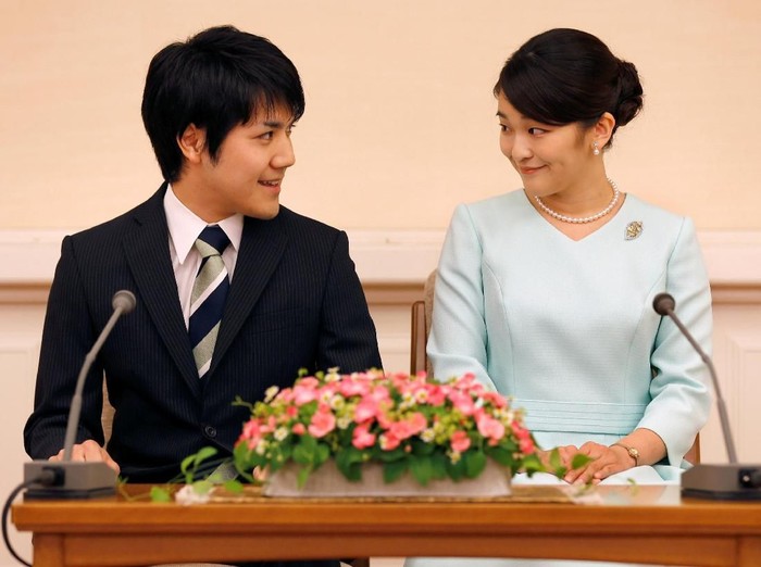 Putri Mako dari Jepang Japans Princess Mako, the eldest granddaughter of Emperor Akihito and Empress Michiko, waves during the royal familys annual New Years greeting to well-wishers gathered at the Imperial Palace in Tokyo on January 2, 2018. / AFP PHOTO / Kazuhiro NOGI