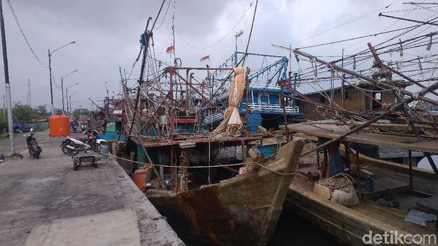 Cuaca Buruk, Nelayan di Cirebon Manfaatkan Perbaiki Kapal