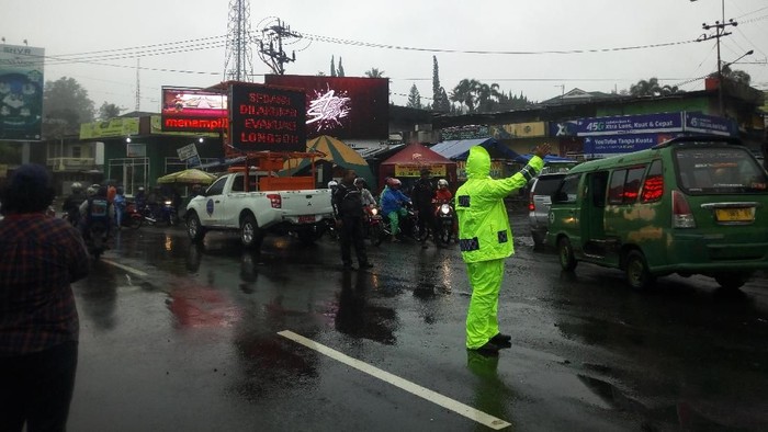 Pembersihan Longsor, Jalur Menuju Puncak Masih Ditutup