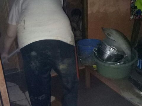 Warga mulai membersihkan rumahnya dari endapan lumpur