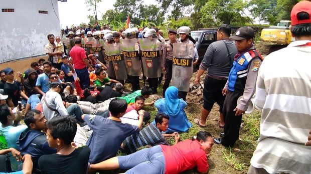 Warga mencoba menghalangi petugas yang melakukan eksekusi