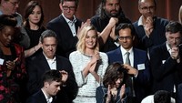Keduanya ternyata berdiri berdekatan saat berpose untuk pemotretan. Kevork Djansezian/Getty Images.