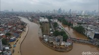 Terlihat air tampak meluap dan sampai menggenangi ke pemukiman.