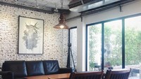 Buat yang ingin mojok dengan nyaman, bisa memilih kursi tamu dan sofa dengan meja kayu di sudut ruangan. Foto: Instagram Hello Strangers Cafe