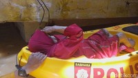 Nenek 86 tahun itu terjebak banjir di lantai 2 rumahnya.