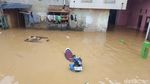 Foto: Petugas Sedot Air yang Rendam Kampung Pulo