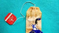 Aktivitas melukis yang tak biasa ini bermula dari kebiasaan sang seniman ngeteh ketika pagi dan sore hari.  Foto: Ruby Silvious