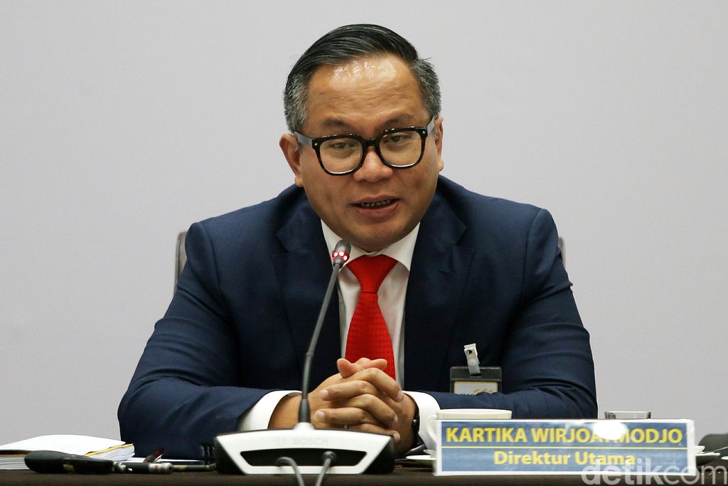 Direktur Utama Bank Mandiri Kartiko Wirjoatmodjo (tengah), Direktur Distributions Hery Gunardi (dua kiri), Direktur Retail BankingTardi (dua kanan), Direktur Treasury Darmawan Junaidi (kiri) dan Corporate Secretary Rohan Hafas sedang berbincang saat membuka paparan kinerja Laporan Keuangan Bank Mandiri Triwulan IV/17 di Jakarta, Selasa (6/2/2018). Bank Mandiri membukukan laba bersih Rp 20,6 triliun pada akhir 2017 atau tumbuh 49,5% secara year on year (yoy), seiring dengan upaya perseroan dalam memperbaiki kualitas aset produktif dan meningkatkan fungsi intermediasi. Pencapaian tersebut didorong oleh kenaikan pendapatan bunga bersih (NII) sebesar 0,6% menjadi Rp 54,8 triliun dan peningkatan pendapatan atas jasa (fee based income) sebesar 16,4% menjadi Rp 23,3 triliun.