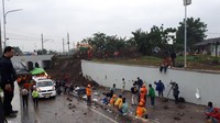 Foto: Petugas gabungan tak lagi mengandalkan alat berat untuk memindahkan tanah yang menutupi ruas jalan.Fotografer: Ahmad Bil Wahid/detikcom