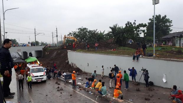 Lokasi kecelakaan beton ambrol