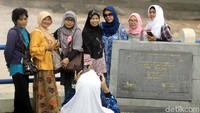 Bendung Katulampa menjadi tempat favorit untuk foto bersama.