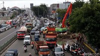Proses pengangkutan sampah yang dilakukan sejak pagi itu pun sempat membuat jalan tersendat kedua badan jalan dari dan menuju casablanca.