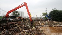 Sampah menumpuk di Jembatan Jalan KH Abdullah Syafei, Kampung Melayu Besar.