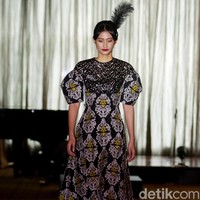 Fashion show busana Imlek dari Sebastian Red yang mengangkat tema The Golden Muse di Hotel Mulia, Jakarta Selatan, Rabu [17/1/2018]. Foto: Mohamamd Abduh/Wolipop. Foto: Mohammad Abduh/Wolipop