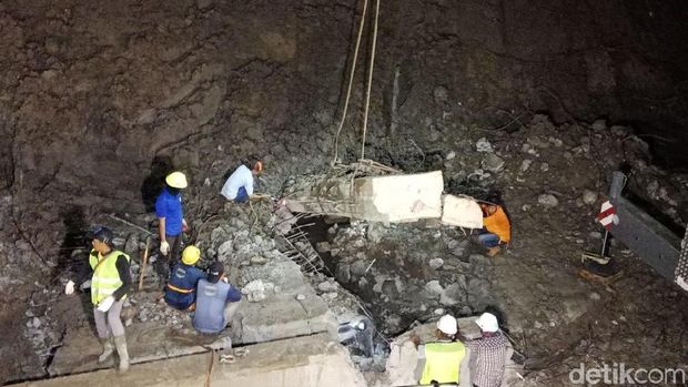Proses pengangkatan material beton yang menimpa mobil di lokasi longsor Bandara Soetta, Selasa (6/2/2018)