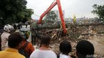 Terbawa Banjir, Sampah Batang Kayu Menumpuk di Jembatan