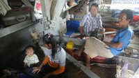 Bagi keempat keluarga yang tinggal di kolong jembatan tersebut, mereka adalah keluarga besar yang saling membantu satu sama lain. Foto: Agung Pambudhy/detikHealth  