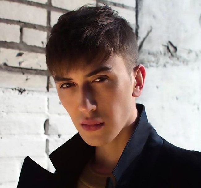 Eli Diaghilev mengungkapkan kalau dirinya sengaja menyamar jadi wanita untuk menyampaikan pesan sekaligus kritik. Bahwa kini kebanyakan wanita cenderung berpenampilan sama dengan standar kecantikan yang seragam. Foto: East2West