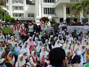 Ratusan Calon Jamaah Umrah Gelar Aksi Tuntut PT SBL Beroperasi