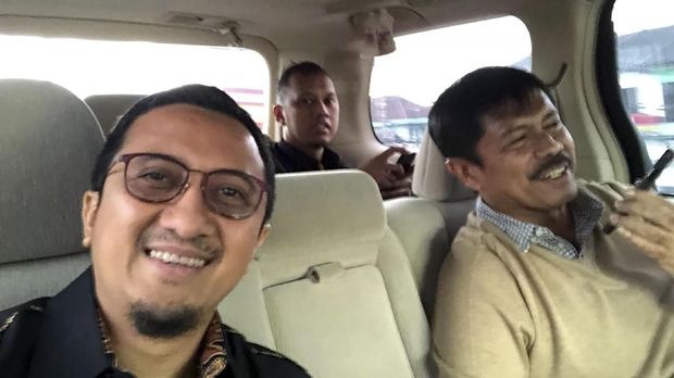 Yusuf Mansur (kiri) dan Indra Sjafri saat tiba di Malang, Selasa (6/2). (