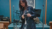 Selain musik, Aya juga suka dunia fotografi. Foto: Instagram Aya Anjani