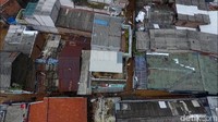 Walupun begitu, beberapa warga yang memiliki loteng di lantai 2 mengaku enggan mengungsi.