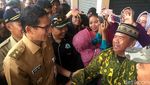 Berseragam Dinas, Sandi Jadi Sasaran Selfie Ibu-ibu di Pasar