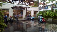 Museum Jenang didirikan oleh salah satu perusahaan makanan jenang di Kudus, Mubarokfood, di dalamnya terdapat gerai Mubarokfood untuk menambah daya pikat wisatawan yang hendak membeli jenang (Akrom Hazami/detikTravel)