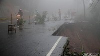Jenis bencana gerakan tanah yang terjadi diperkirakan berupa longsoran bahan rombakan yang turun dari gunung sepanjang 20 meter. Dampak gerakan tanah longsor menutup seluruh badan jalan di Jalur Puncak.