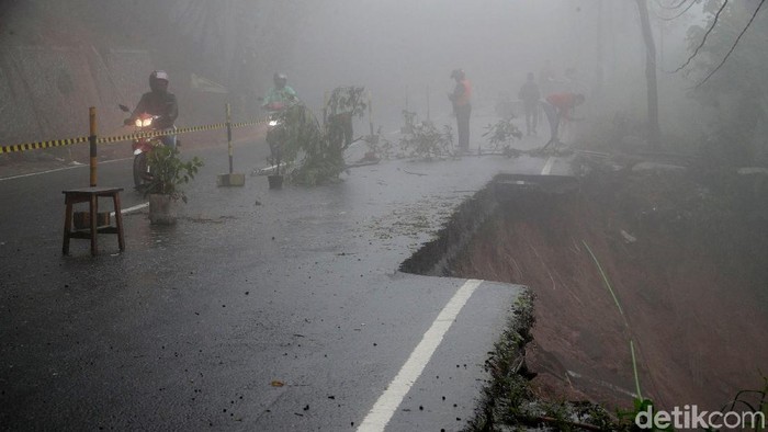 Jalur Puncak Ditutup 10 Hari karena Ada Lereng Berpotensi Longsor