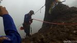 Foto: Anjing Pelacak Dikerahkan Polisi Cari Korban Longsor di Puncak