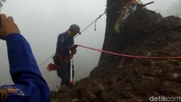 Petugas gabungan mengerahkan anjing pelacak untuk mencari korban yang diduga tertimbun longsor di Riung Gunung, Bogor, Jawa Barat.