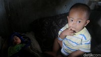 Bayi Ivan berumur 11 bulan, lahir tanpa bantuan bidan. Ia menghabiskan sehari-harinya bermain di rumahnya di kolong jembatan. Foto: Agung Pambudhy/detikHealth  