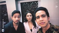 Diskusi ini juga dihadiri oleh Youtuber Jovial da Lopez dan Andovi da Lopez. Mereka sempat tampil bersama Vanesha Prescilla (pemeran Milea dalam film Dilan 1990) di Instagram Story (Foto: Instagram)