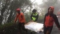 Foto: Personel gabungan ini juga  melanjutkan pembersihan lokasi longsor di jalur puncak di beberapa titik longsor. Fotografer: Istimewa