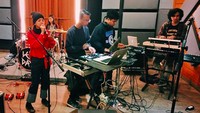 Putri Yockie, Aya Anjani, ini memang belum terkenal di dunia musik Indonesia. Namun ternyata, gadis ini telah menghasilkan sejumlah karya musik. Foto: Instagram Aya Anjani